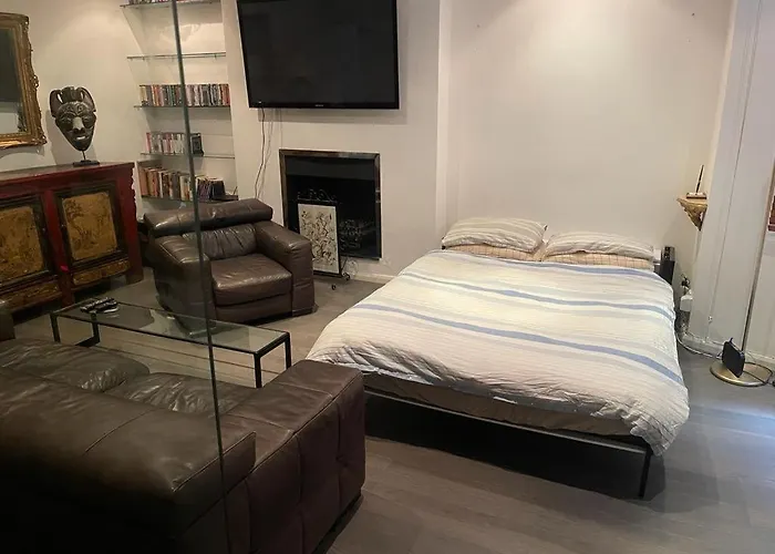 Large Studio Flat In Kensington