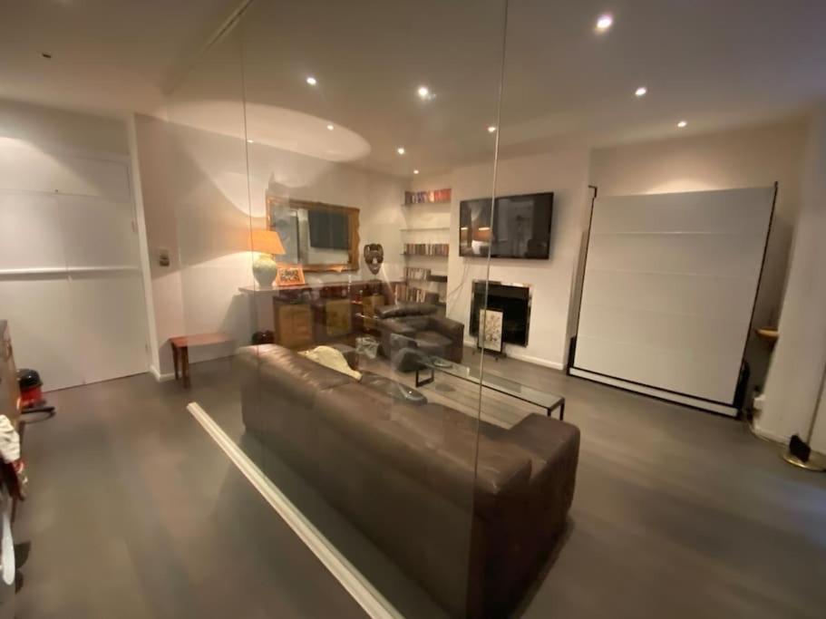 Large Flat In Kensington Apartment *