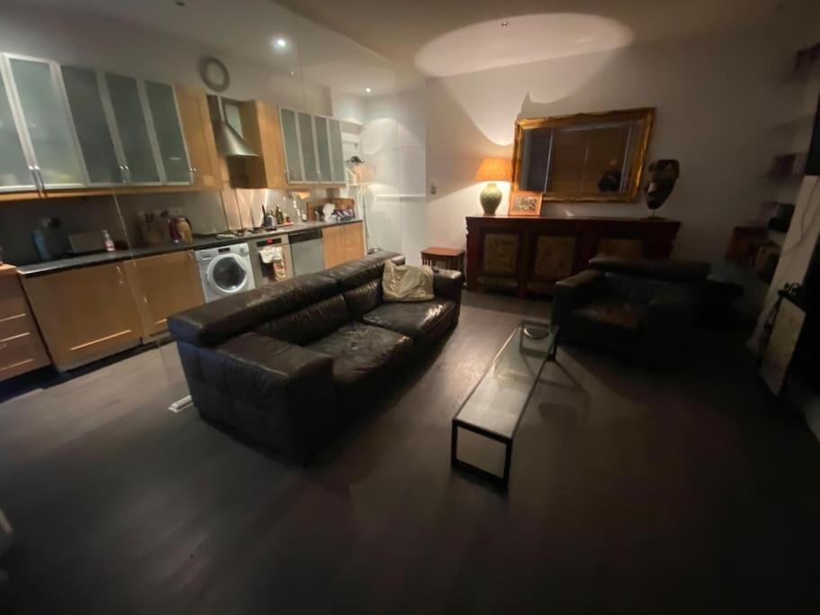 Large Flat In Kensington * London