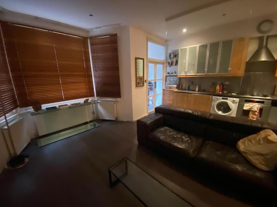 Large Flat In Kensington *